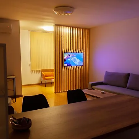 아파트 Lux Family Vidanovic 피로트